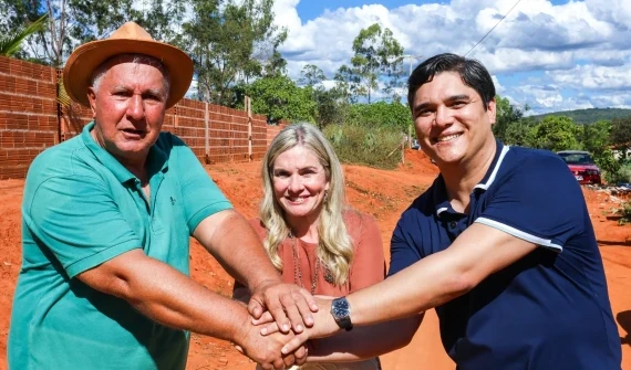 Ivana Bastos vai a Lagoa Real, participa de celebração e entrega equipamentos para a agricultura familiar