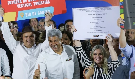 Ivana Bastos e governador Jerônimo Rodrigues entregam investimentos e participam de Corpus Christi em Rio de Contas