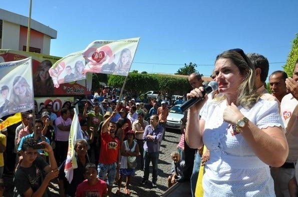 Deputada participa de inauguração de comitê político em Candiba