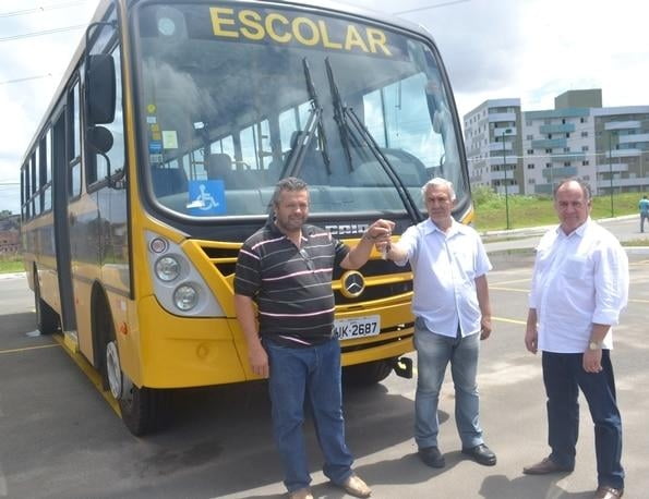  Lagoa Real recebe ônibus com apoio de programa do MEC
