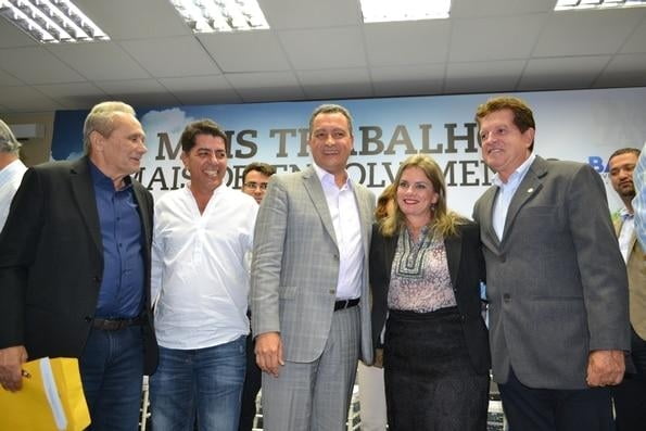 Deputada participa de entrega equipamentos do Derba para municípios baianos