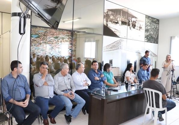 Ivana participa de uma reunião para implantar Cooperativa de Crédito em Guanambi