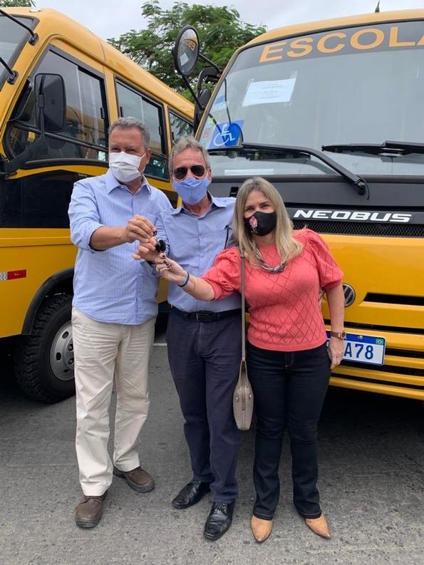 Rui Costa e Ivana Bastos entregam ônibus escolar para Dom Basílio