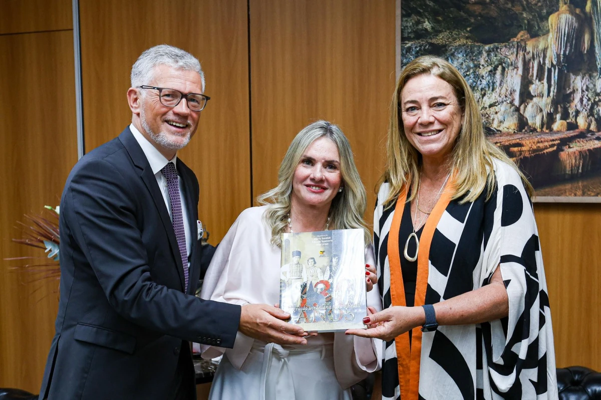 Ivana Bastos recebe a visita do embaixador da Ucrânia