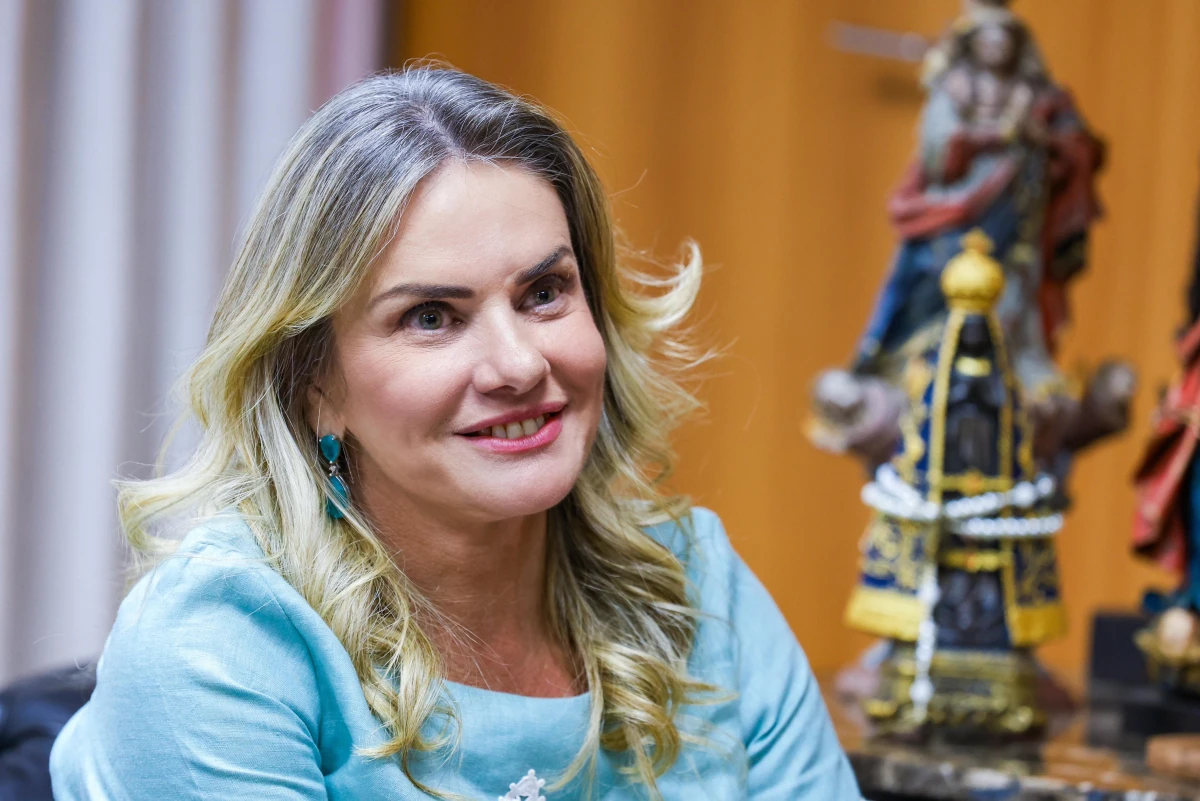 Deputada Ivana Bastos celebra publicação de contrato para construção e modernização de escolas em Guanambi, Caetité e Jussiape