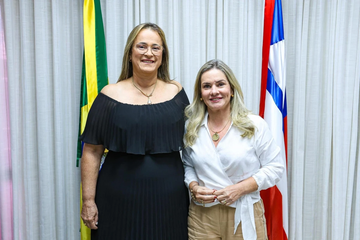 Parceria de Ivana e prefeita Joanina garante sinalização nas vias de Livramento de Nossa Senhora