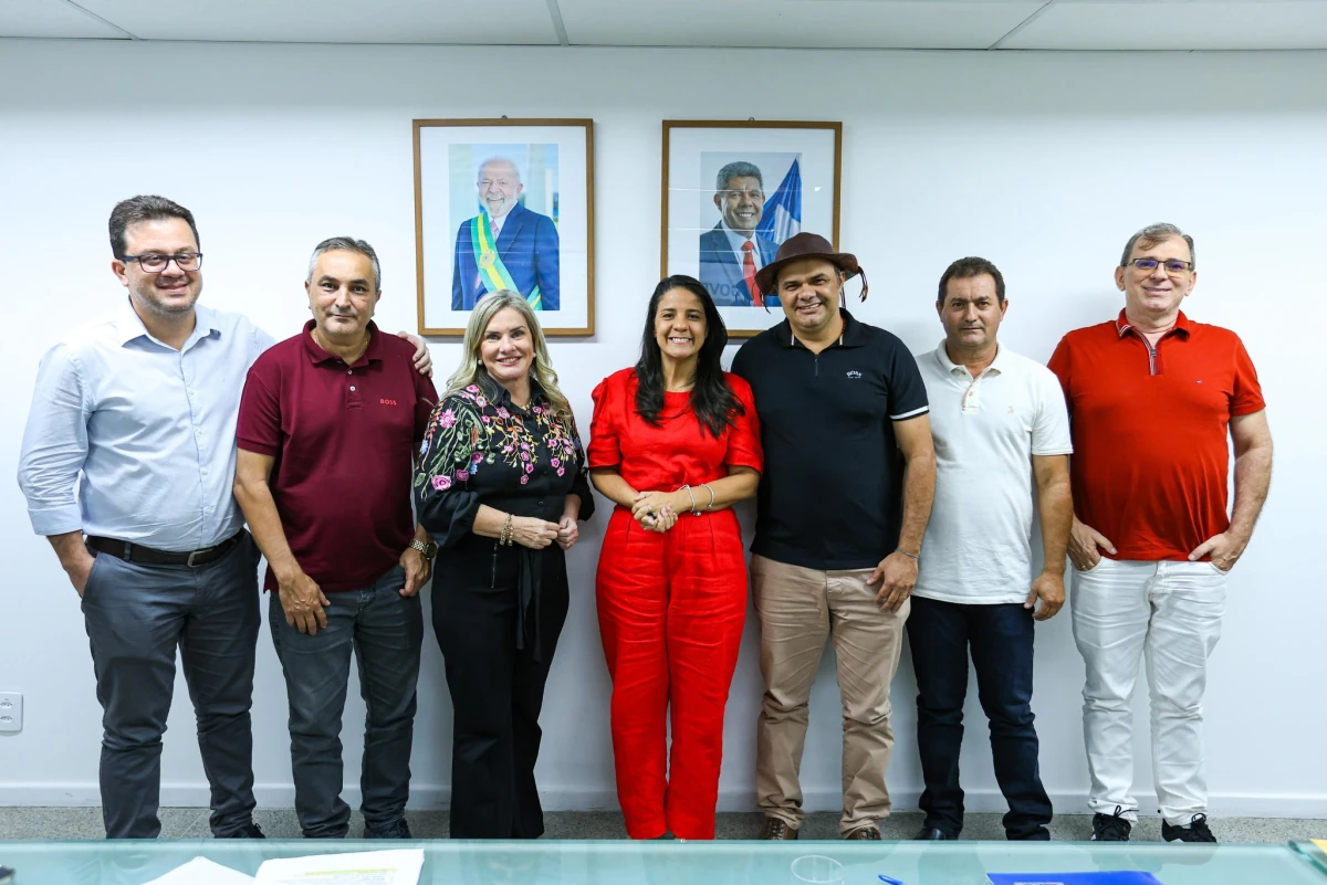 Ivana Bastos vai à SEC, assegura investimentos e reforça novas demandas dos municípios