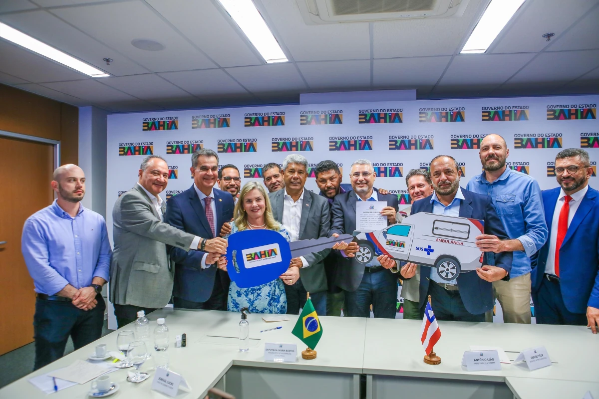 Após a luta de Ivana, Antônio Leão e Jerônimo, assinada ordem de serviço do asfalto do distrito de Feira Nova, em Caturama