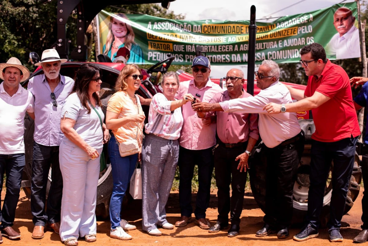 Ivana Bastos fortalece agricultura familiar com entrega de tratores em Caetité