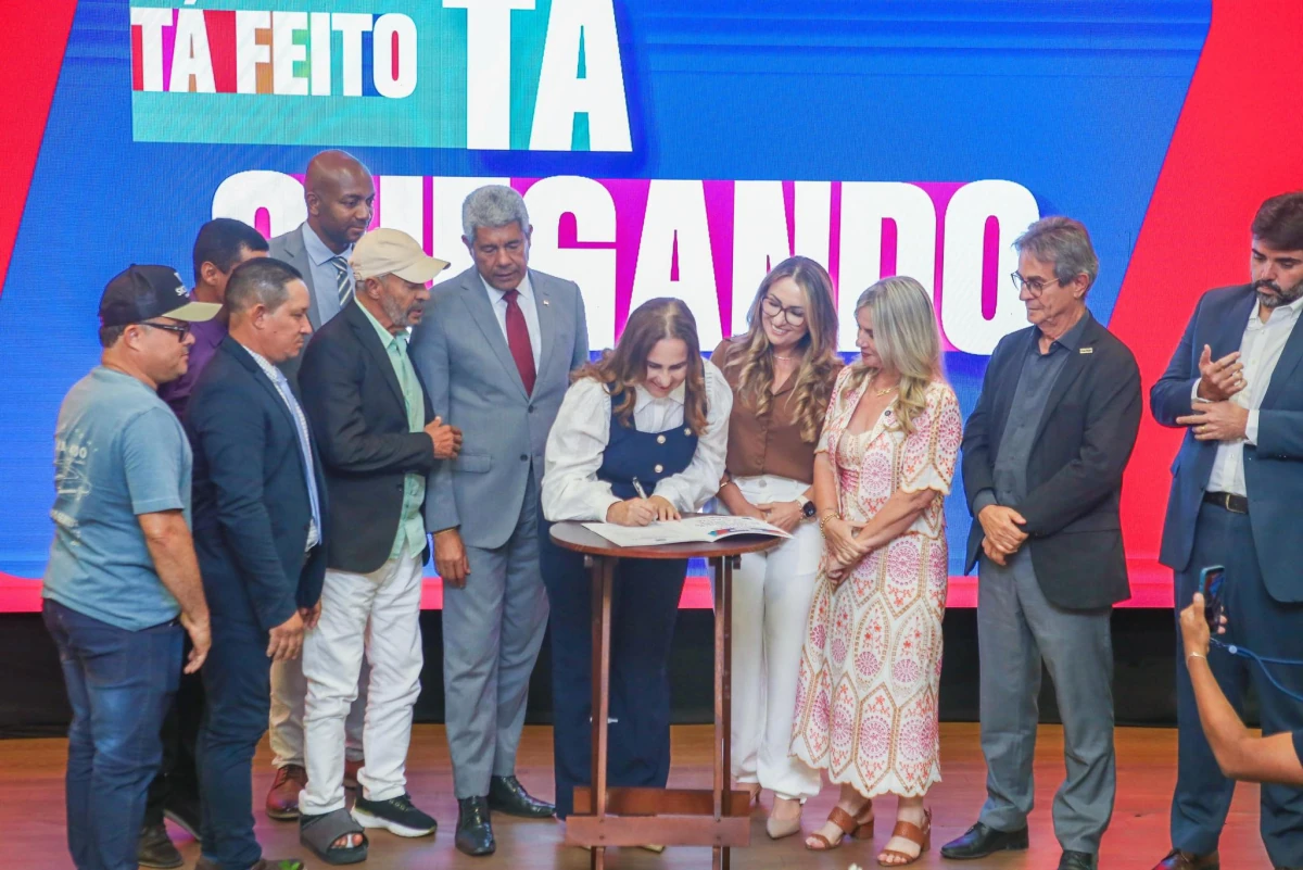 Após luta de Ivana Bastos, estrada que liga o entroncamento da BA-693 ao distrito de Vila Portela, em Ibirapuã, avança com licitação publicada